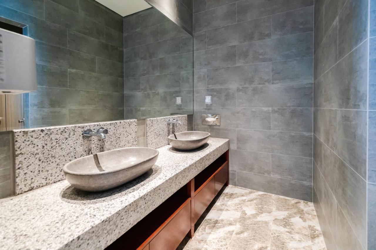 Five Star Westlake 1St-4Th Floors Hotel & Serviced Apartment Hanoi Kültér fotó Bathroom with terrazzo floor and wall tiles