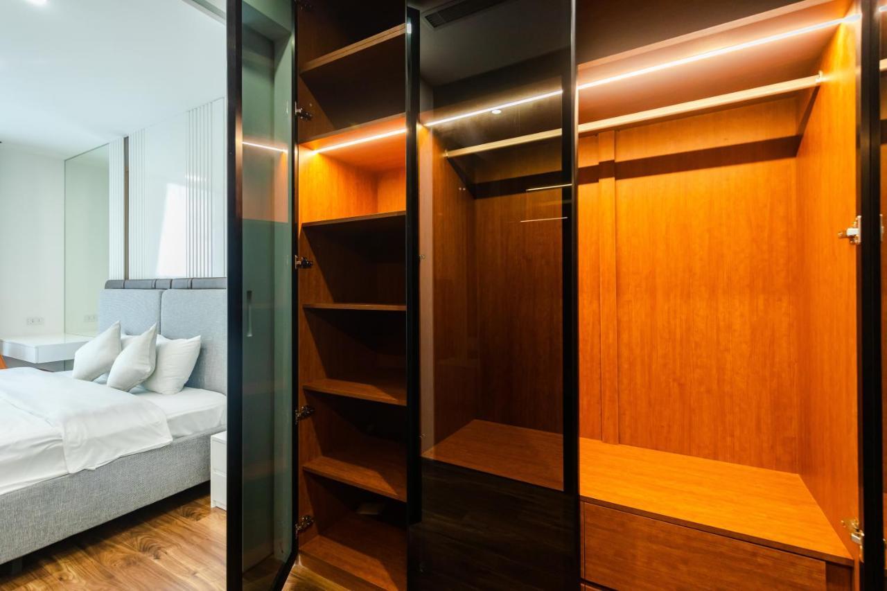 Five Star Westlake 1St-4Th Floors Hotel & Serviced Apartment Hanoi Kültér fotó A walk-in closet
