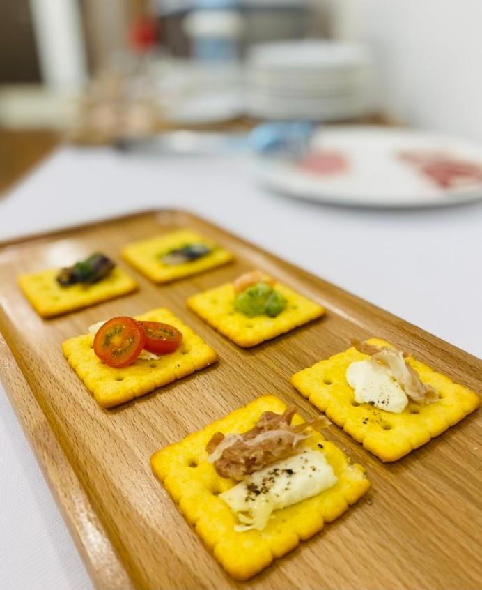 Five Star Westlake 1St-4Th Floors Hotel & Serviced Apartment Hanoi Kültér fotó Cheese crackers with various toppings